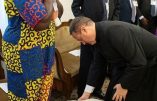 François embrasse les chaussures de politiciens sud-soudanais
