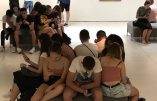 Des lycéens en visite au musée au XXIe siècle
