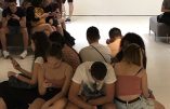 Des lycéens en visite au musée au XXIe siècle