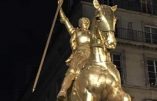 L’étendard de la statue équestre de sainte Jeanne d’Arc est en réparation