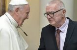 Un prêtre rouge, réduit à l’état laïc, réhabilité par le pape François