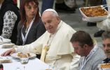 Le pape offre le déjeuner à des pauvres : exclue la viande de porc pour ne pas offenser les musulmans