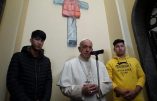 Un gilet de sauvetage crucifié, la nouvelle fantaisie immigrophile du pape François