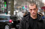 (FILES) This file photo taken on January 16, 2017 shows Russian artist Piotr Pavlenski (L) and his wife Oksana Chaliguina (R) posing in Paris.  Russian performance artist Pyotr Pavlensky, arrested for torching a Paris branch of France's central bank, has been admitted to a police psychiatric unit, a legal source said on October 18, 2017. / AFP / MARTIN BUREAU