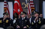 USA – Drapeau turc et imam pour un nouveau chef de police qui prête serment la main sur le Coran