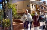 Coronavirus et Foi – En Sicile, un prêtre sort en procession le Saint-Sacrement