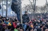 Des militaires turcs parmi les foules d’immigrés qui tentent de pénétrer en Grèce