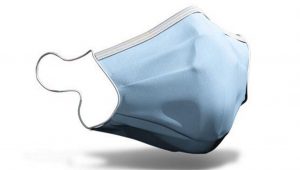 Homme portant un masque de protection sanitaire bleu