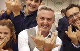 Le geste de rappeur de Stéphane Ravier pour célébrer sa réélection au Sénat