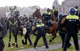 Amsterdam – La police charge des milliers d’opposants à la dictature sanitaire