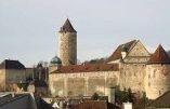 Les électeurs suisses votent de peu en faveur de l’interdiction de se dissimuler le visage. Les cantons catholiques approuvent davantage que la moyenne cette interdiction.