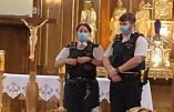 Tyrannie sanitaire – Images scandaleuses d’un office religieux interrompu par la police le Vendredi Saint