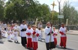 Magnifique procession de la Fête Dieu à Paris