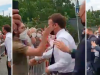Macron giflé au cri de “Montjoie, Saint Denis ! A bas la Macronie !”