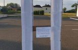 Des guillotines installées dans les Landes avec les noms des parlementaires qui ont voté le passe sanitaire