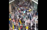 A Manchester, les opposants au passe sanitaire envahissent un centre commercial