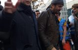 Le chanteur Francis Lalanne et Alain Escada, président de Civitas, ensemble à la tribune à la manifestation de Bruxelles contre la dictature sanitaire