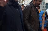 Le chanteur Francis Lalanne et Alain Escada, président de Civitas, ensemble à la tribune à la manifestation de Bruxelles contre la dictature sanitaire