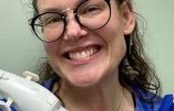 Une avorteuse pose tout sourire avec son instrument mortifère et déclenche une controverse aux Etats-Unis