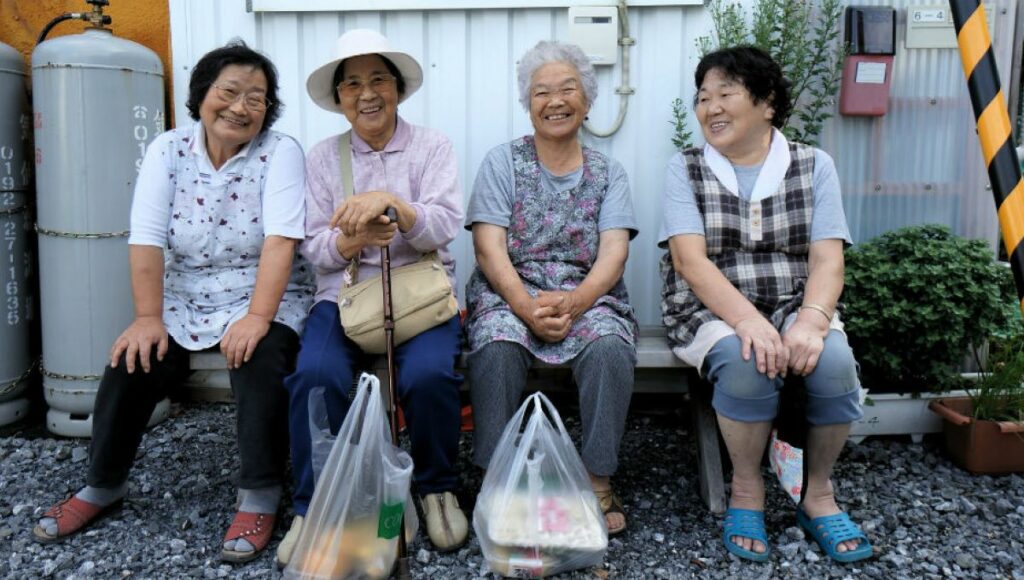 Journaliste japonais présentant les informations télévisées