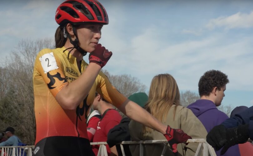 Battue par un transgenre, la championne cycliste Hannah Arensman quitte dégoûtée le monde de la compétition sportive 