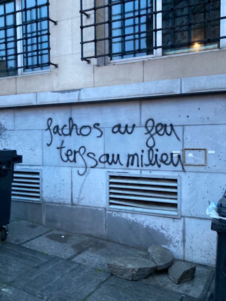 graffiti transgenre amalgamant les "terfs" aux "fachos"