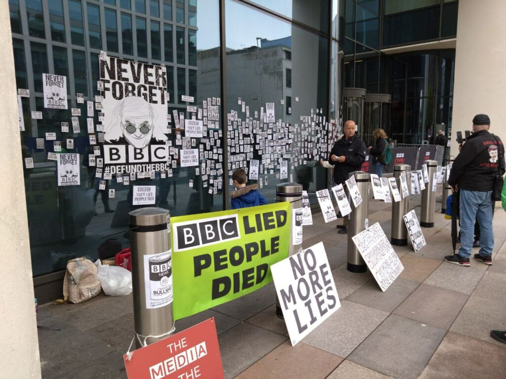 Opération "Les Médias sont le virus" au siège de la BBC à Cardiff