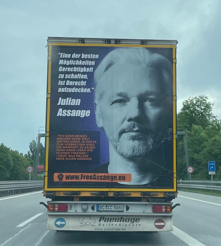 Allemagne - Camion "Liberté pour Julian Assange" vu sur l'autoroute