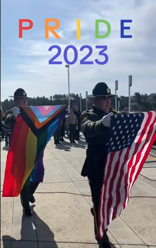 Le drapeau LGBT version transgenre vénéré par la police de San Francisco