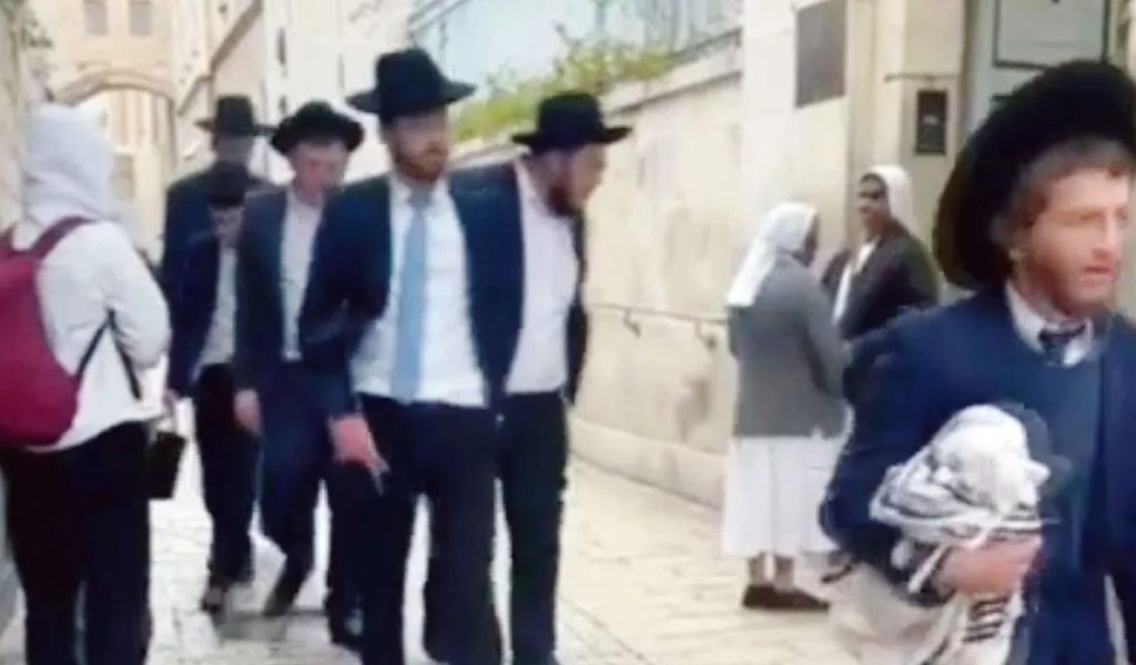 Lors de la Semaine sainte de cette année 2023, un homme, parmi un groupe d’Israéliens orthodoxes, crache en direction de religieuses devant l’entrée d’une église chrétienne à Jérusalem