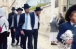 Lors de la Semaine sainte de cette année 2023, un homme, parmi un groupe de juifs orthodoxes, crache en direction de religieuses devant l’entrée d’une église chrétienne à Jérusalem