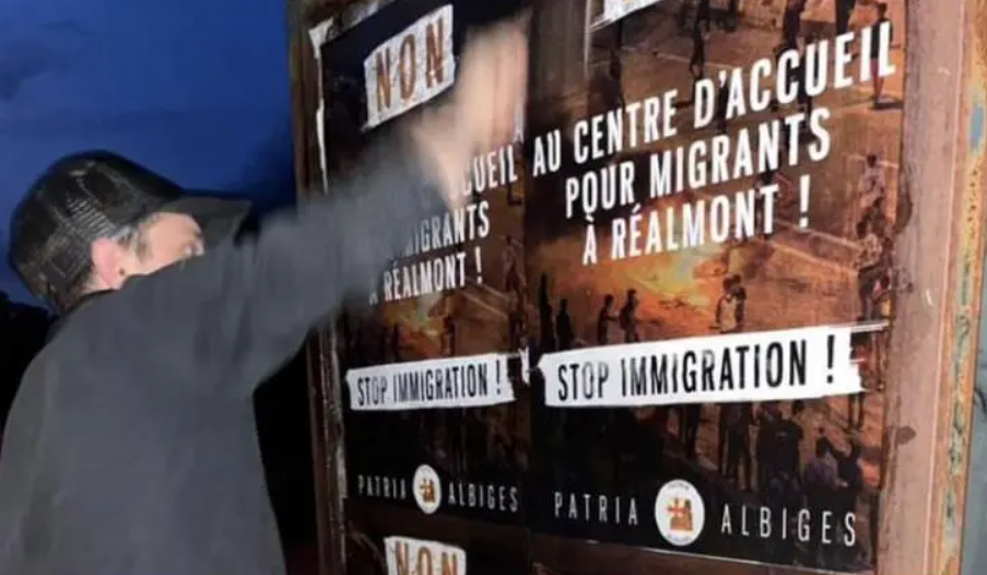 Affichage à Réalmont contre le centre d'accueil pour migrants