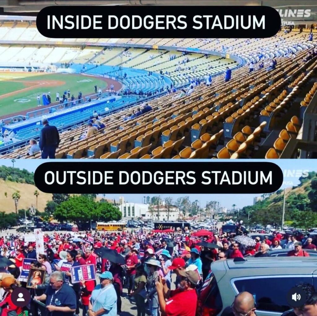 En haut de l'image, le stade des Dodgers quasi vide pendant leur cérémonie blasphématoire LGBT. En bas, la foule venue prier en réparation de ce blasphème.