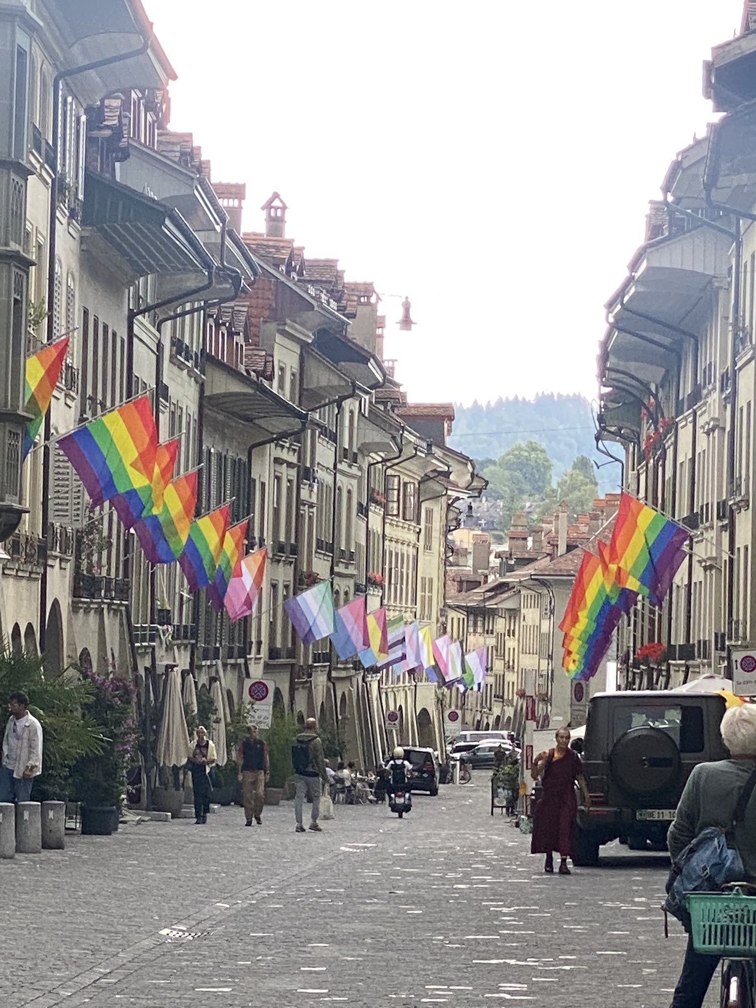 Les rues de Berne pavoisées aux couleurs du communautarisme LGBT