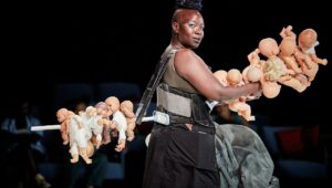 Spectacle montrant des bébés blancs embrochés par une femme noire ; racisme anti-blancs ?