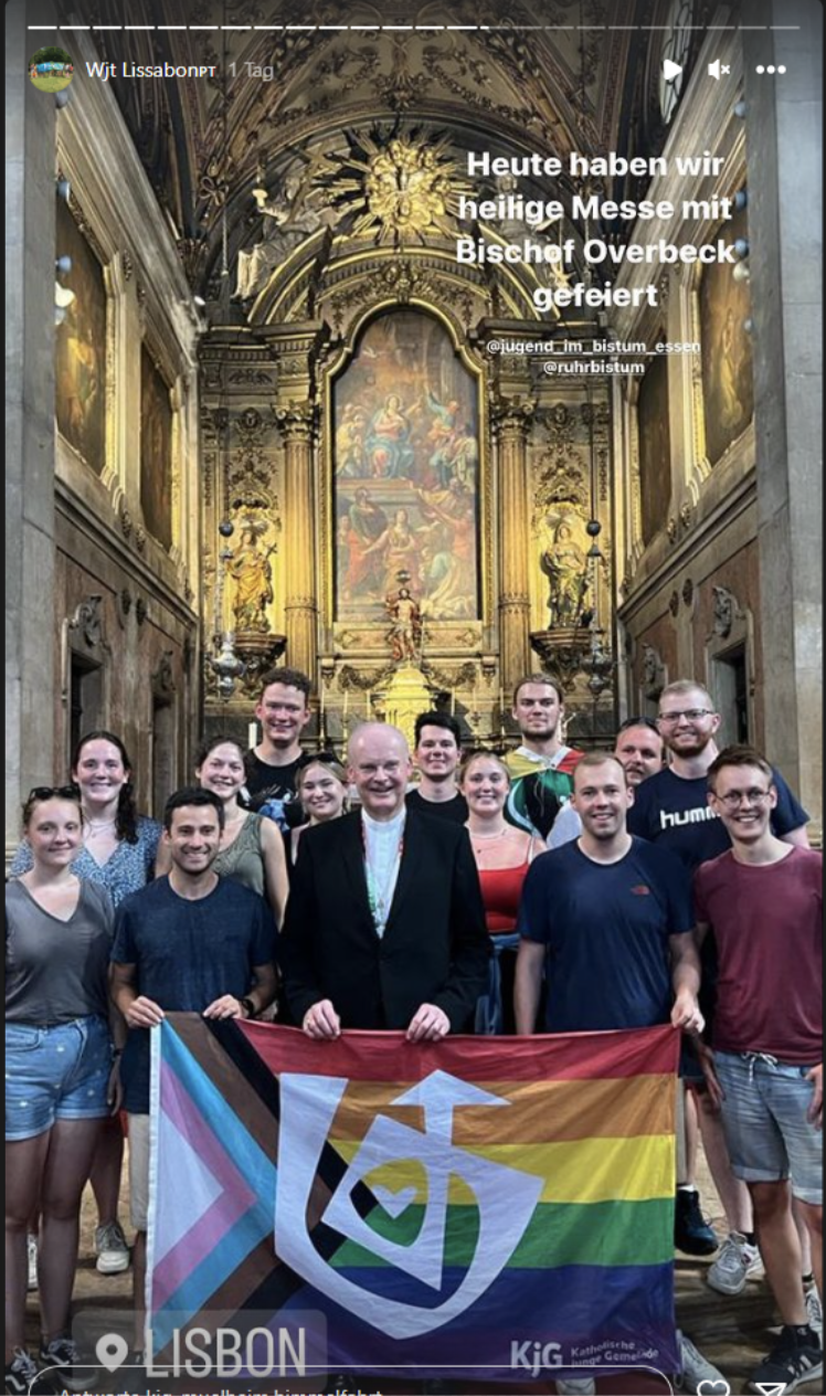 Un évêque allemand pose avec le drapeau LGBT lors des JMJ