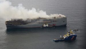 Le Fremantle Highway en feu à cause de la batterie d'une voiture électrique