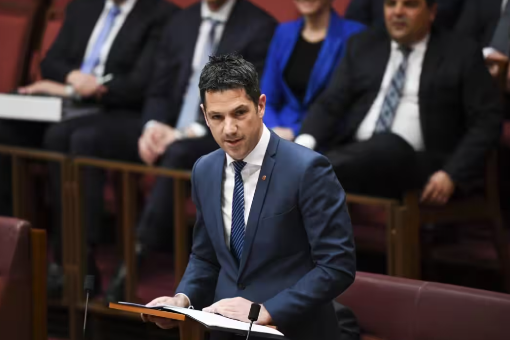 Le sénateur australien Alex Antic dénonce le totalitarisme numérique