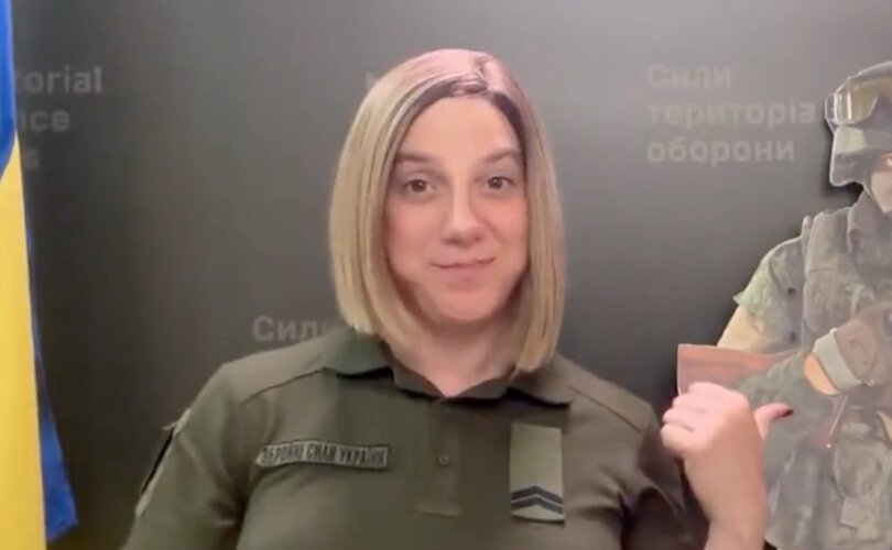 un transgenre américain porte-parole de l'armée ukrainienne