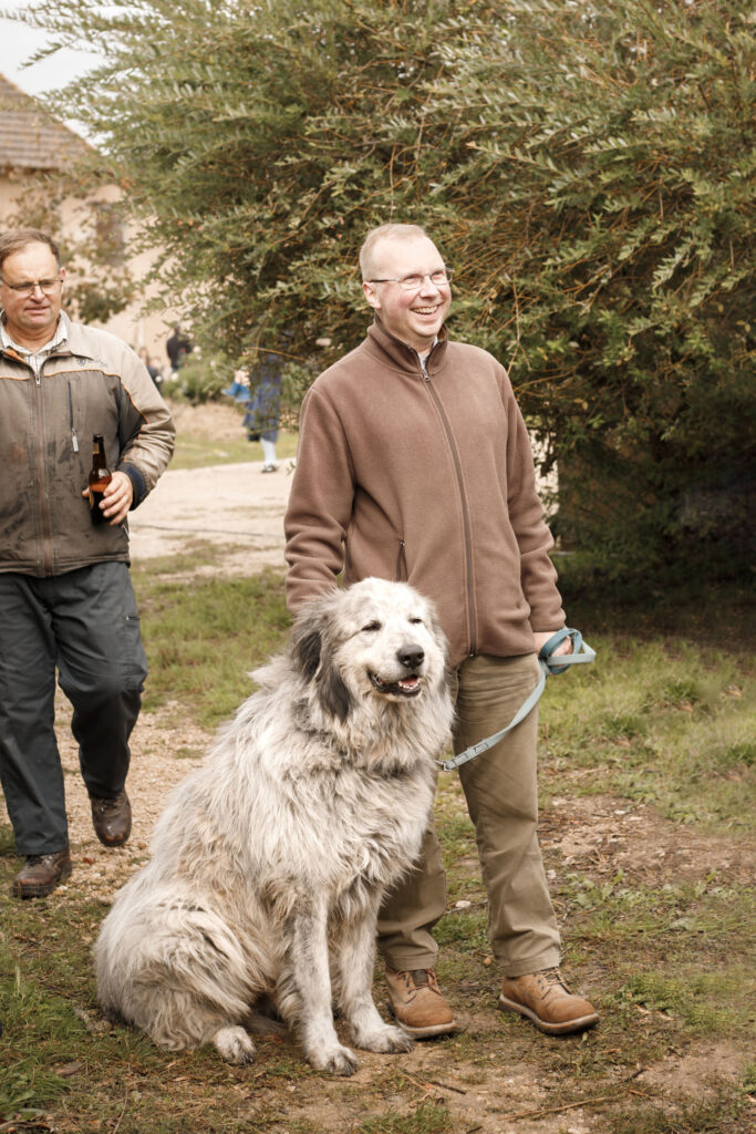 Alain Escada, président de Civitas, promenant un impressionnant patou, chien de montagne des Pyrénées