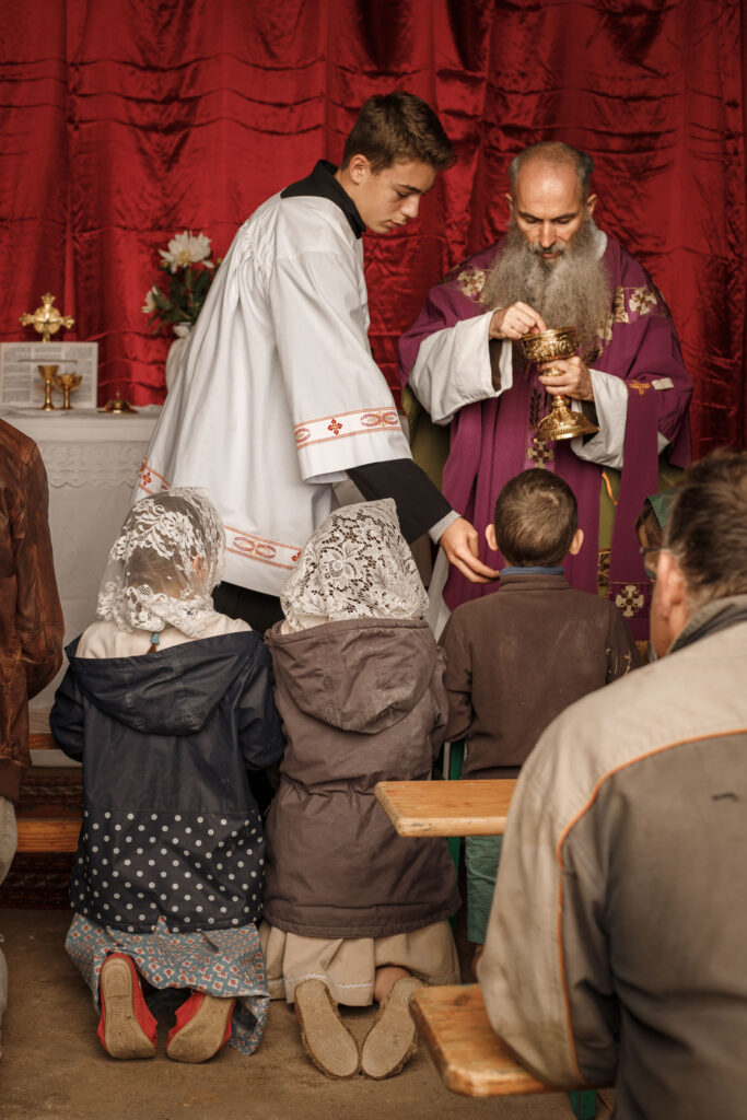 La Journée de Retour à la terre commence par la Messe célébrée par le Père Joseph, capucin, aumônier général de Civitas