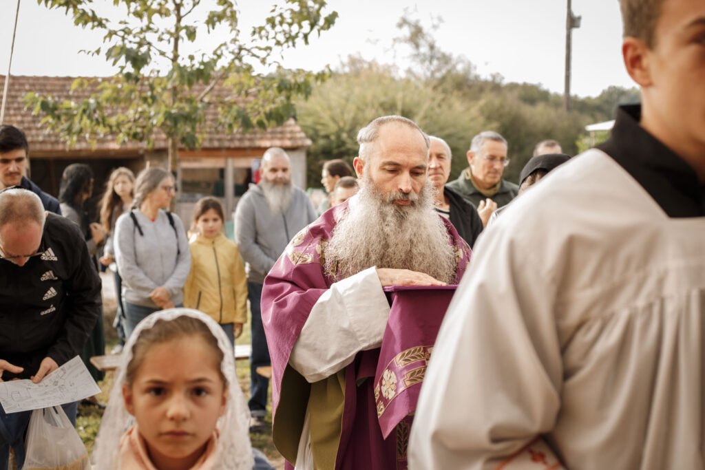 La Journée de Retour à la terre commence par la Messe célébrée par le Père Joseph, capucin, aumônier général de Civitas