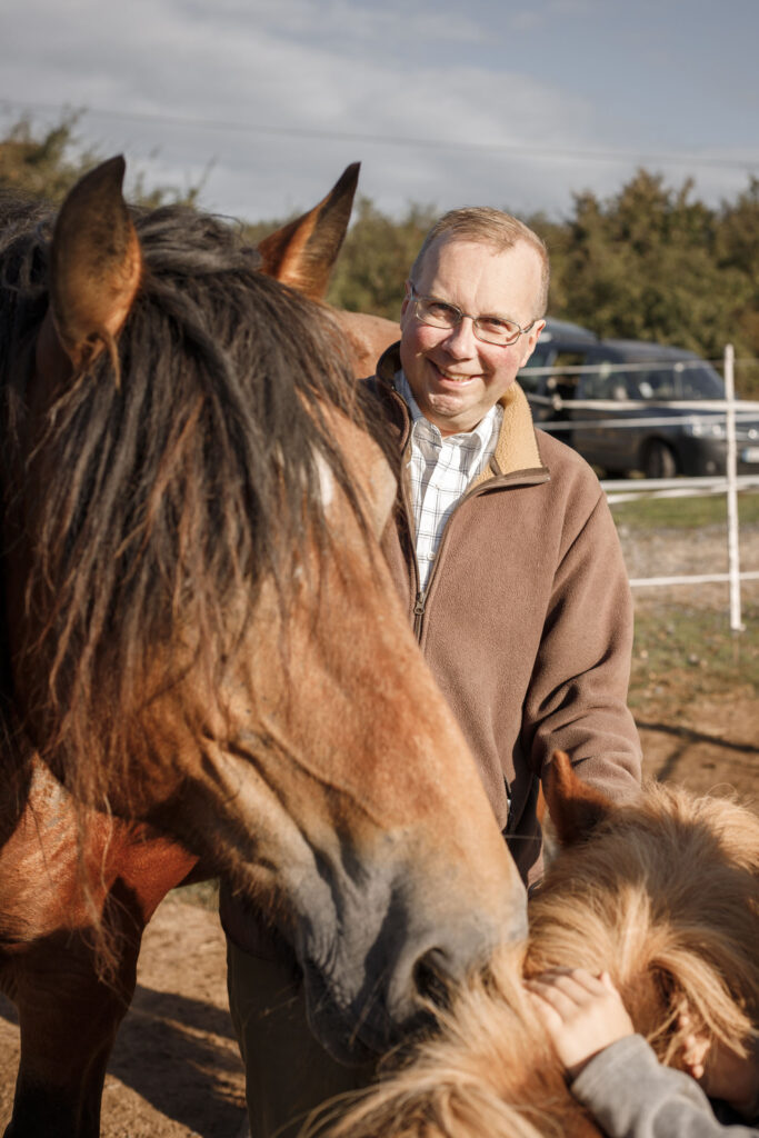 Alain Escada, président de Civitas, au contact des chevaux