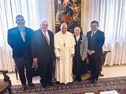 Le pape François avec sœur Jeannine Gramick, SL, ainsi que les membres du personnel du ministère des Nouvelles Voies (de gauche à droite) Matthew Myers, Francis DeBernardo et Robert Shine