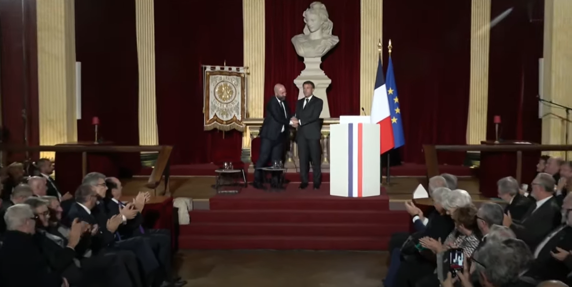 Emmanuel Macron tenant discours au Grand Orient de France