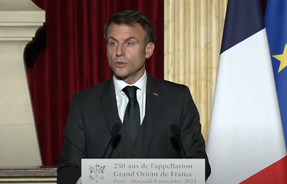 Emmanuel Macron tenant discours au Grand Orient de France