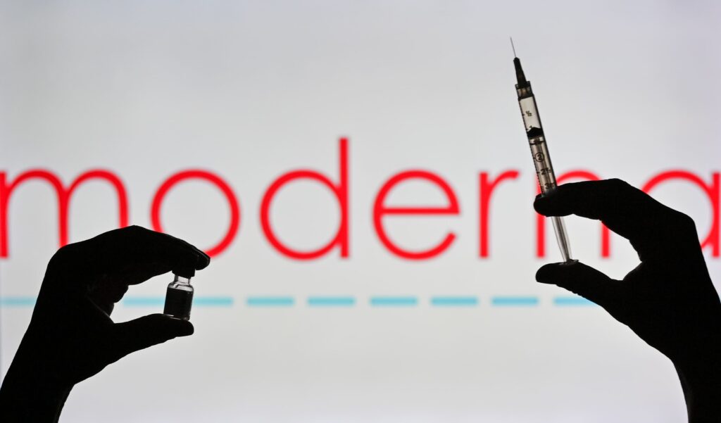 Moderna surveille 150 millions de sites anti-vaccin