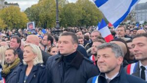 Le RN, Marine Le Pen et Jordan Bardella en tête, à la marcge contre l'antisémitisme avec un drapeau israélien