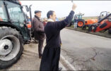 À Bergerac, un prêtre bénit le convoi des #AgriculteursEnColere du Lot-et-Garonne