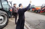 Une image émouvante et réconfortante : des paysans bénis par un prêtre hier du côté de Bergerac